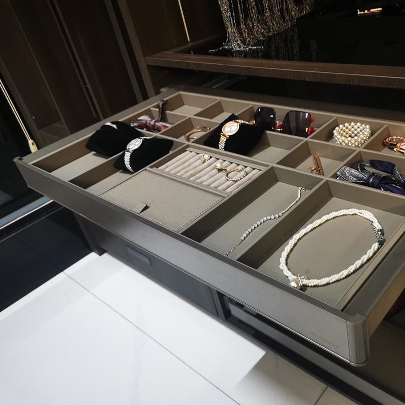 Выдвижная полка для аксессуаров серая кожа Unihopper в базу 900мм с доводчиком clip-on MONIKA