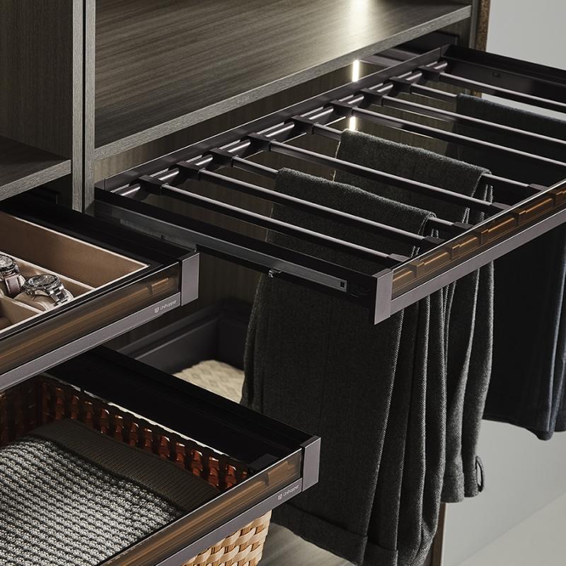 Выдвижная вешалка для брюк со стеклянной панелью Unihopper в базу 600мм, c доводчиком, clip-on, NAKA