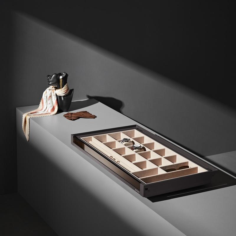 Выдвижная полка для аксессуаров со стеклянной панелью Unihopper в базу 800мм с доводчиком clip-on NAKA