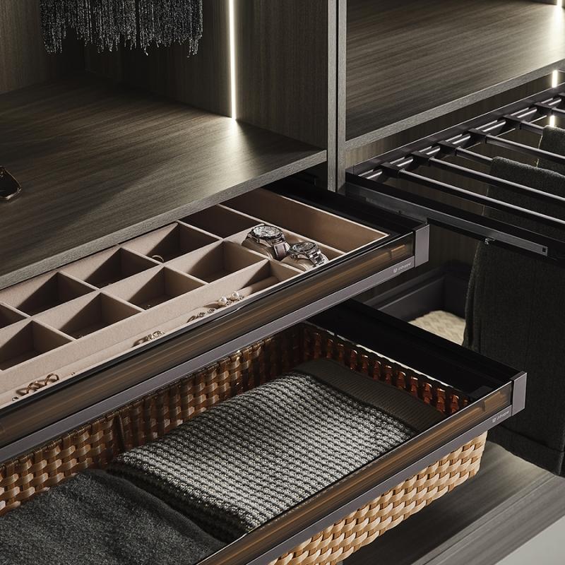 Выдвижная полка для аксессуаров со стеклянной панелью Unihopper в базу 600мм с доводчиком clip-on NAKA