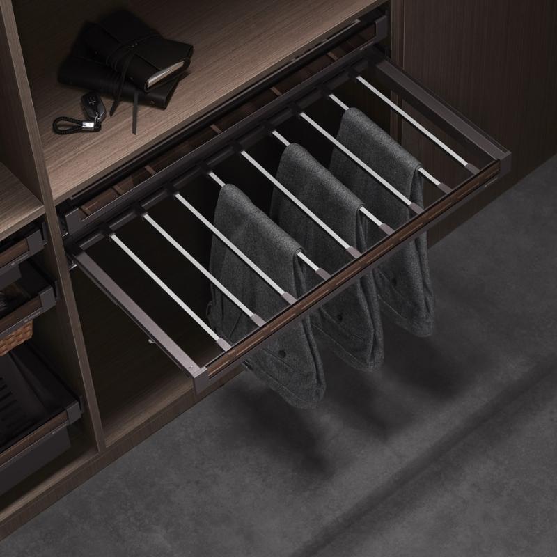 Выдвижная вешалка для брюк со стеклянной панелью Unihopper в базу 800мм, c доводчиком, clip-on, NAKA