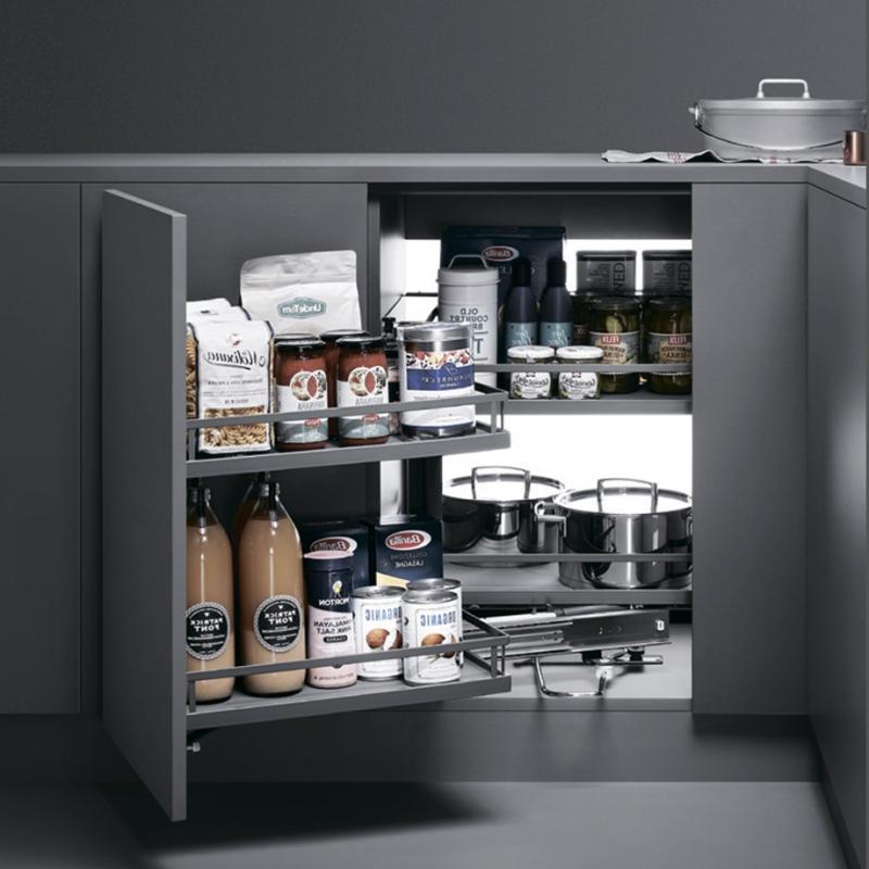 Волшебный уголок Unihopper левый с доводчиком, 2-ого уровня, в базу 900 мм, плоский прут, с противоскользящим покрытием