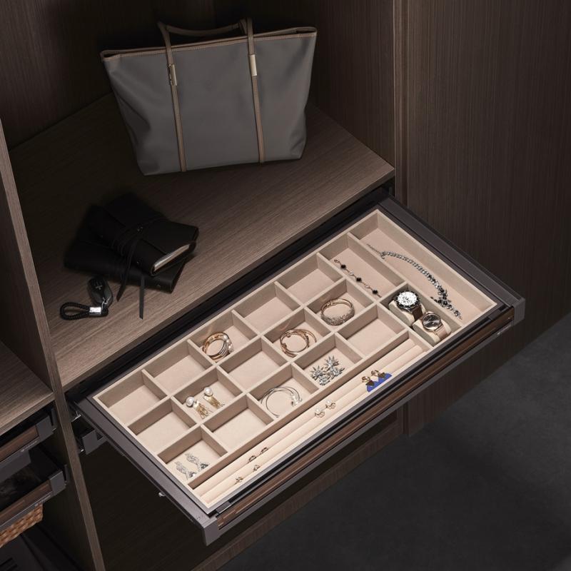 Выдвижная полка для аксессуаров со стеклянной панелью Unihopper в базу 900мм с доводчиком clip-on NAKA