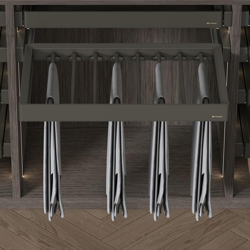 Выдвижная вешалка для брюк Unihopper в базу 600мм, c доводчиком, clip-on MONIKA