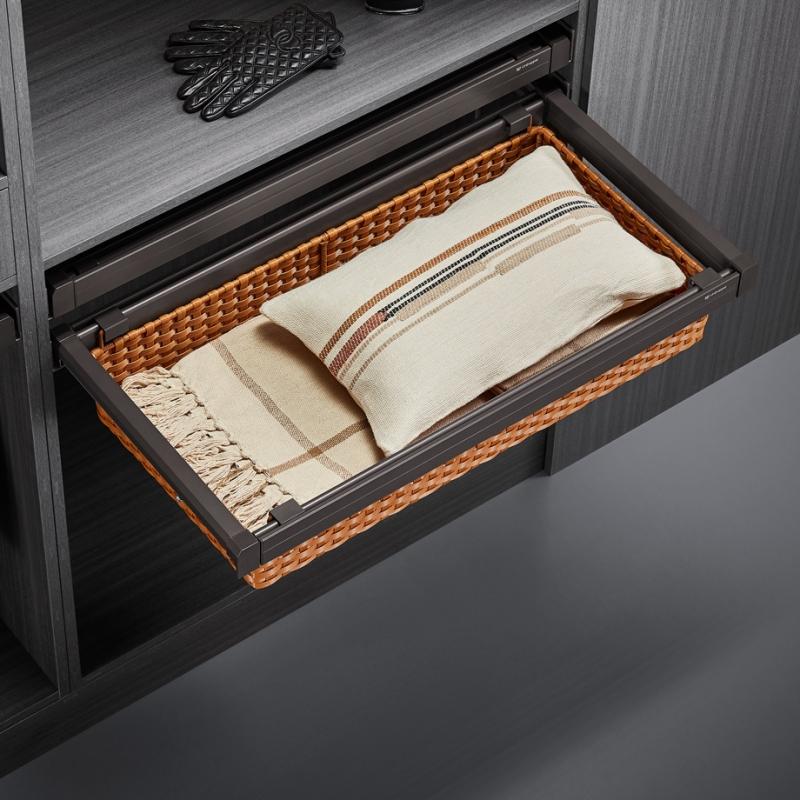 Выдвижная корзина из ПВХ ротанга Unihopper, в базу 600 мм, c доводчиком, clip-on, Moka