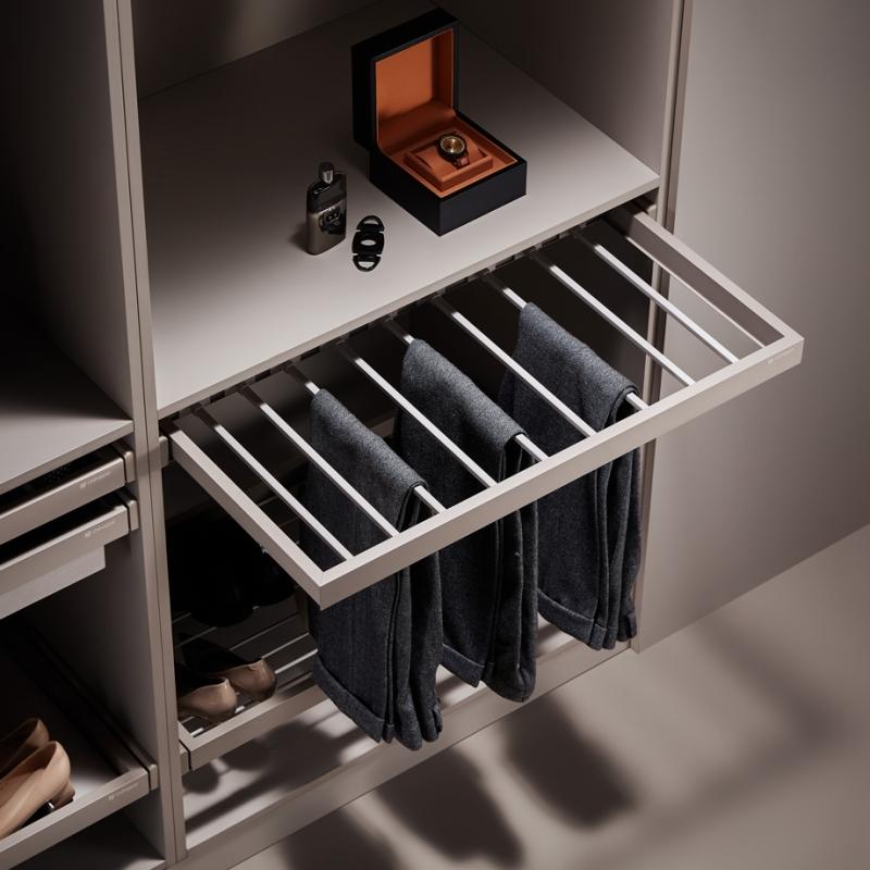 Выдвижная вешалка для брюк Unihopper в базу 900мм, c доводчиком, clip-on, COKA