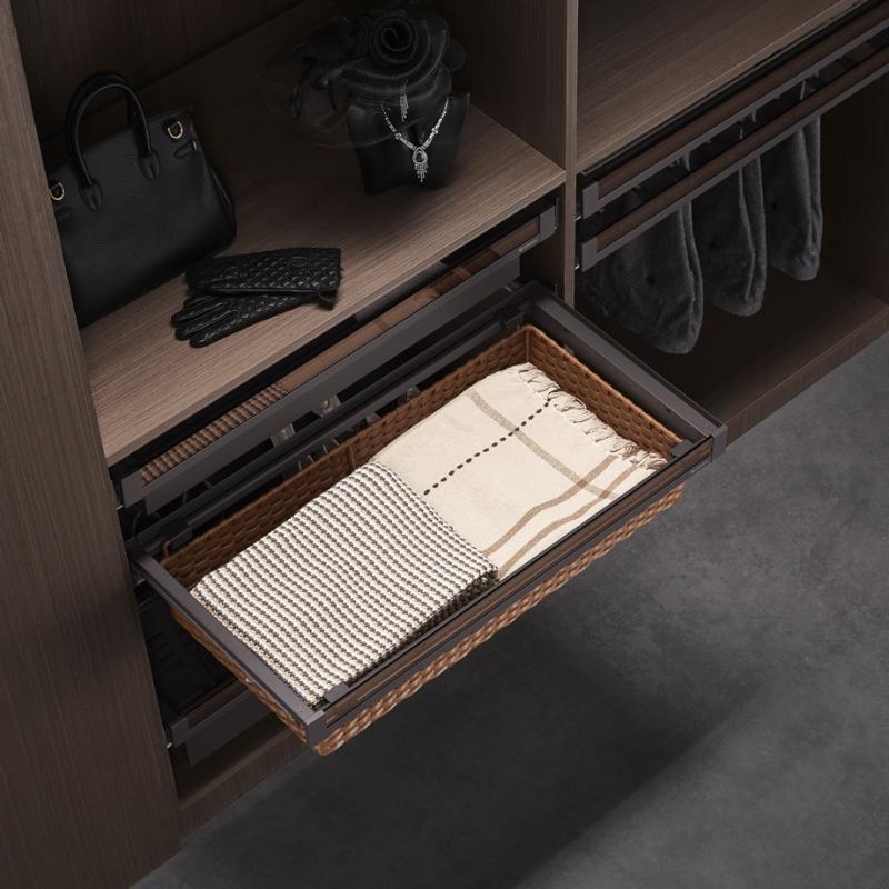 Выдвижная корзина из ПВХ ротанга со стеклянной панелью Unihopper в базу 600мм c доводчиком clip-on NAKA