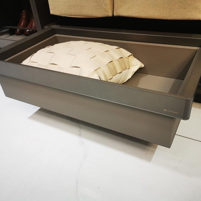 Выдвижная корзина серая кожа Unihopper в базу 900мм с доводчиком clip-on MONIKA