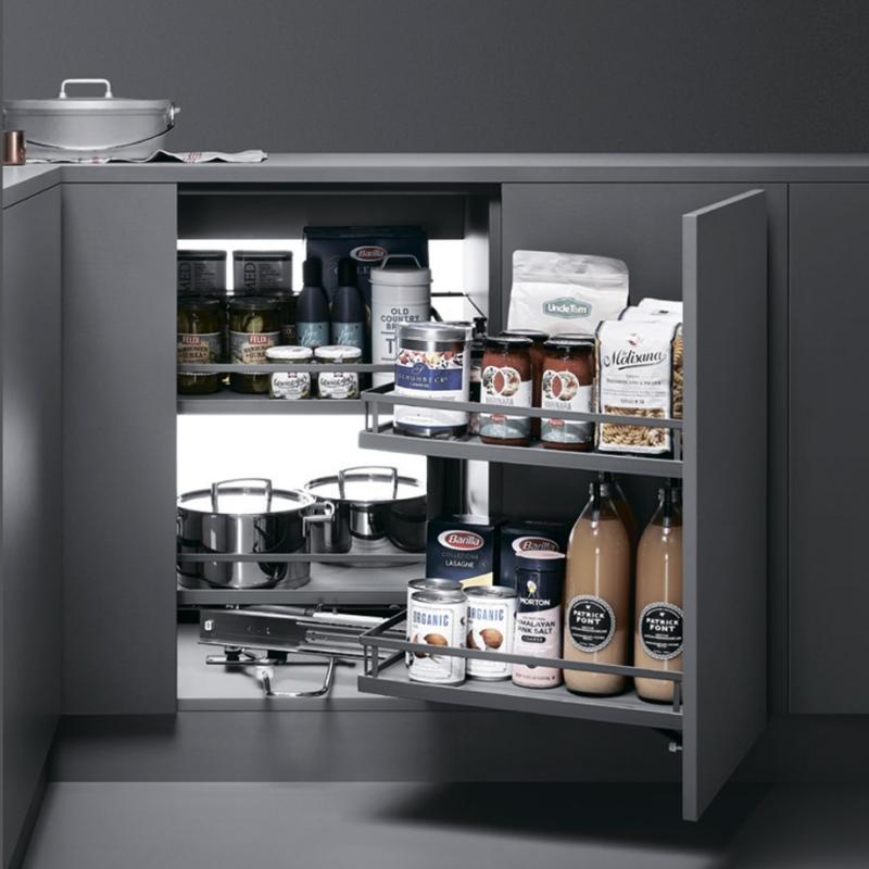 Волшебный уголок Unihopper правый с доводчиком, 2-ого уровня, в базу 900 мм, плоский прут, с противоскользящим покрытием