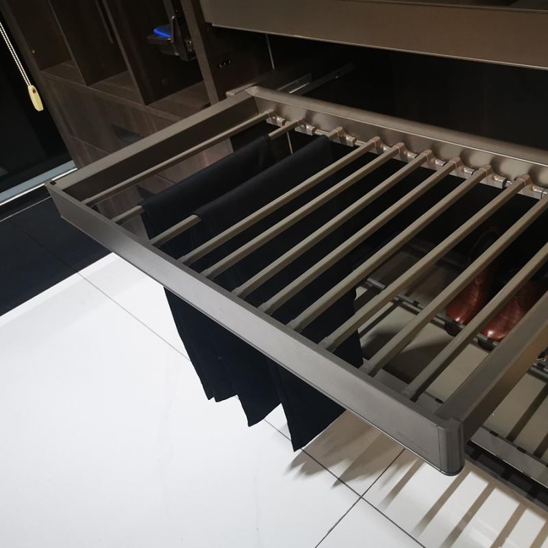 Выдвижная вешалка для брюк Unihopper в базу 900мм, c доводчиком, clip-on MONIKA