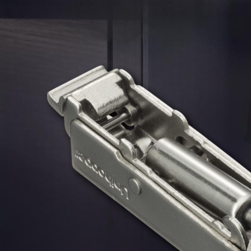 Угловая 90° 3D петля UNIHOPPER для фальшпанели с доводчиком, 52мм, с декоративной накладкой